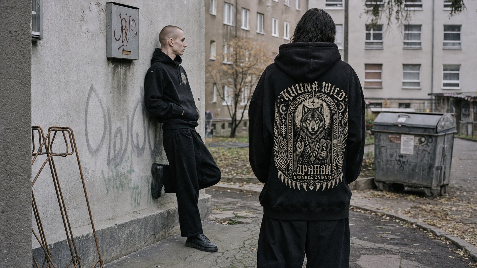 Kuuna Wild kampania — podwórko blokowiska, hoodie z ikoną Świętego Wilka