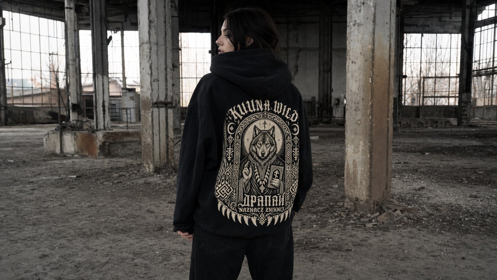 Kuuna Wild kampania — opuszczona hala fabryczna, hoodie z ikoną plecową